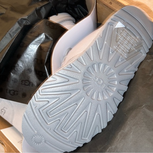 UGG - Picture 3 of 7